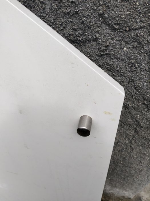 Porta branca para baixo de escadas