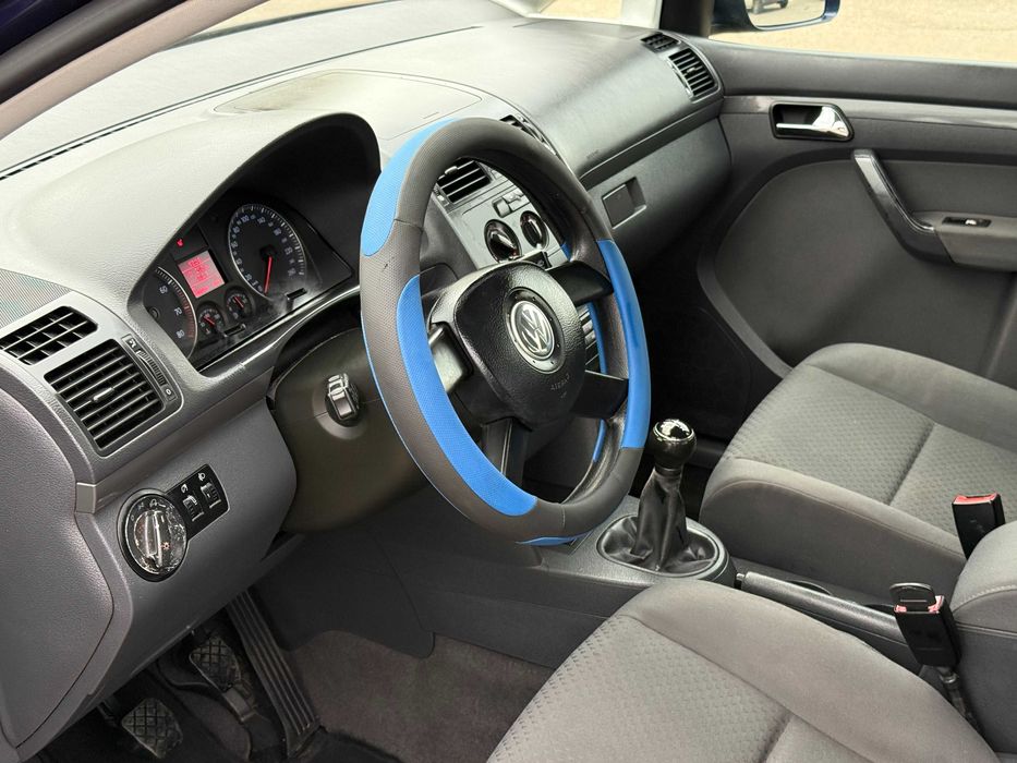 Продам VOLKSWAGEN Touran 2004р 1.6бенз 7-мест