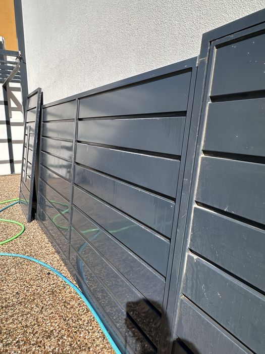 Portões exteriores em ferro