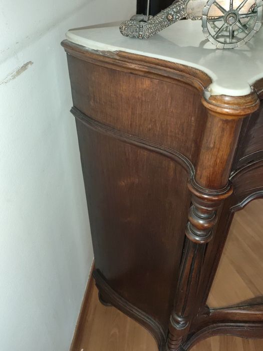 Armário antigo com portas espelho