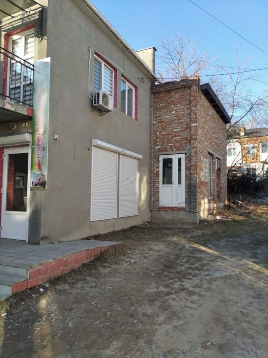 дачний будинок-ділянка= 0.15га. та будинок під магазин або житло.