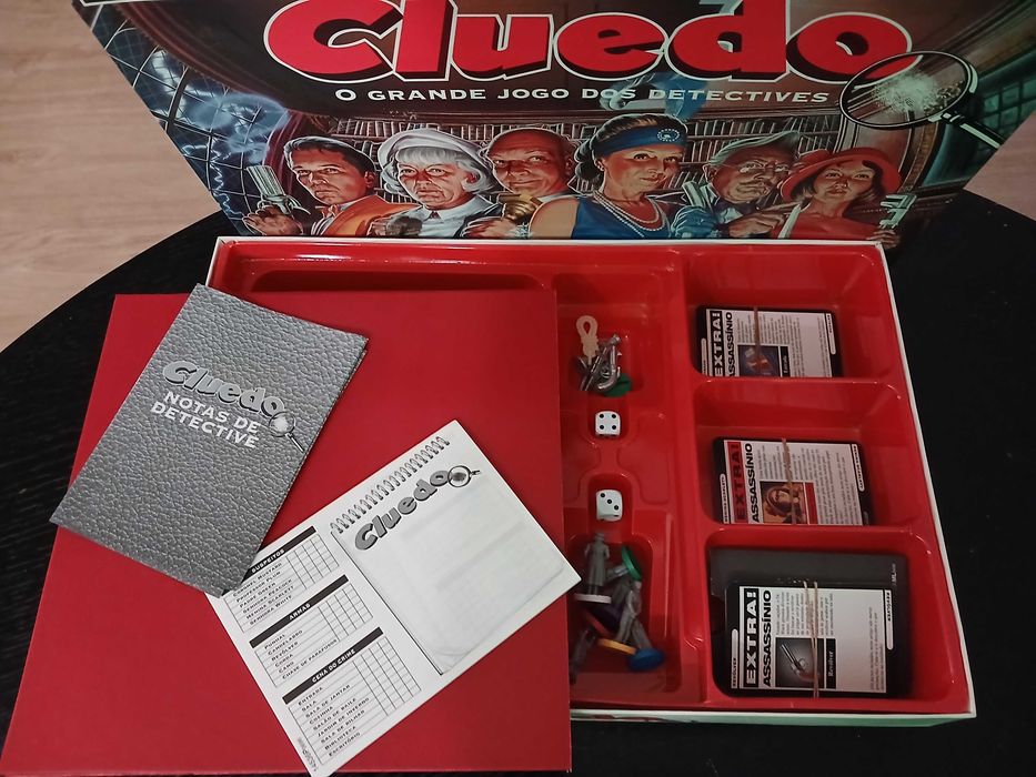 Jogo de tabuleiro Vintage clássico detetive completo versão de 1996. Usado mas está em bom estado e completo com todas as cartas e peças.