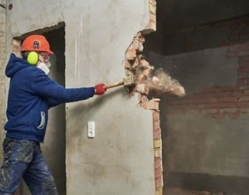 Демонтаж та вивіз сміття в місті та за ним .