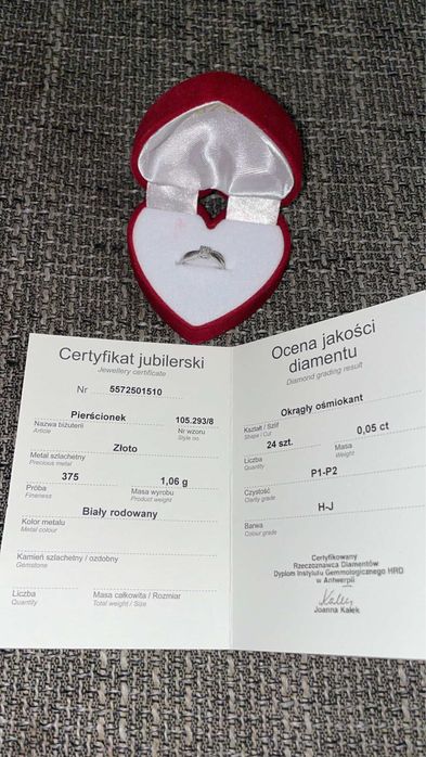 Pierscionek z bialego zlota z diamentami