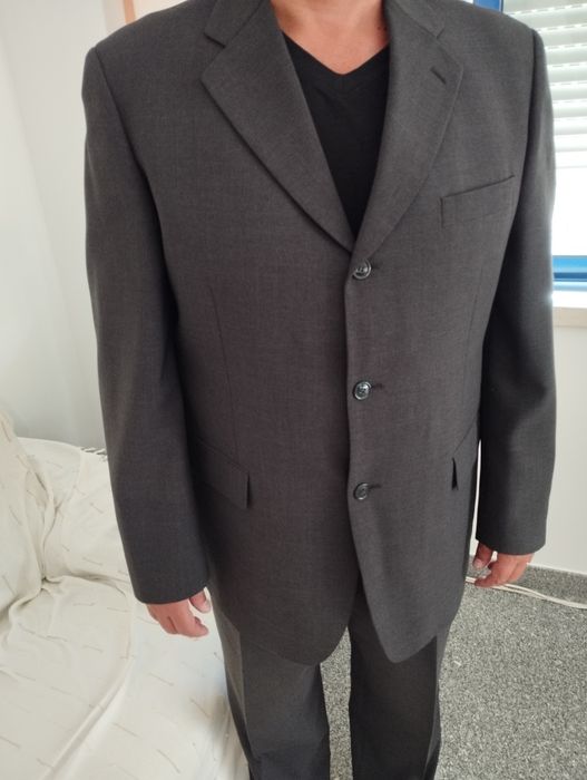 Fato cinza escuro tamanho 56