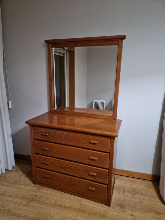 Cama , cómoda e 2 mesinhas