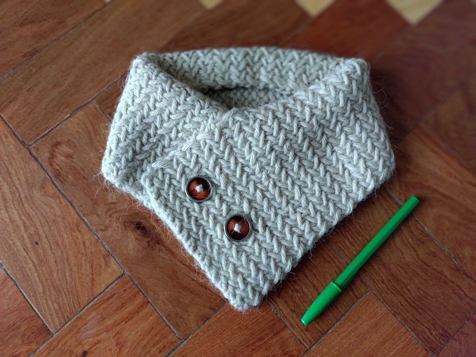 Sobre Gola com botões