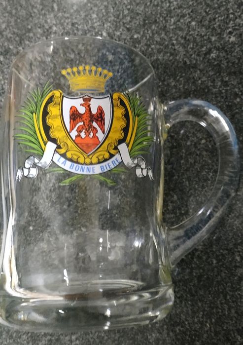 Canecas de cerveja em vidro