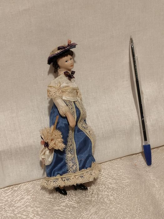 Boneca/ Dama Antiga em Porcelana