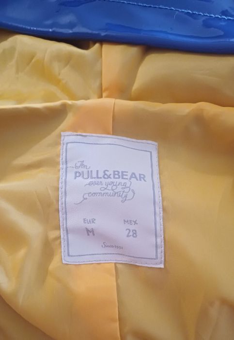 Impermeável Pull&Bear azul e amarelo