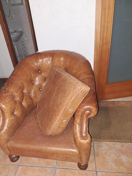 Sofá individual em pele de couro