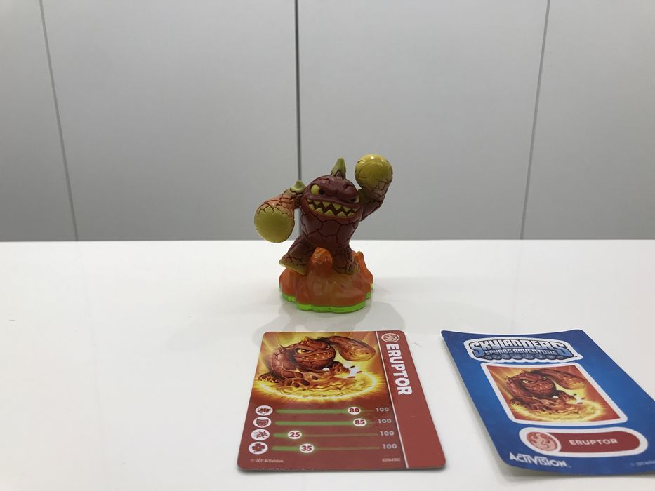 Varios Skylanders ainda com suas cartas e autocolantes