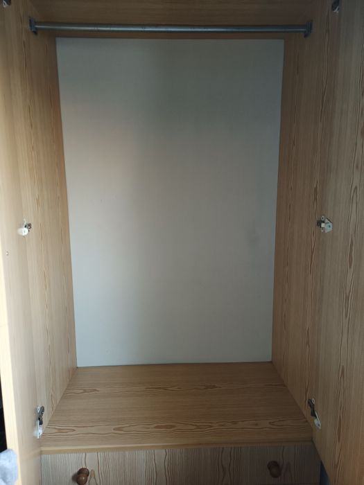 Roupeiro e cómoda em madeira clara