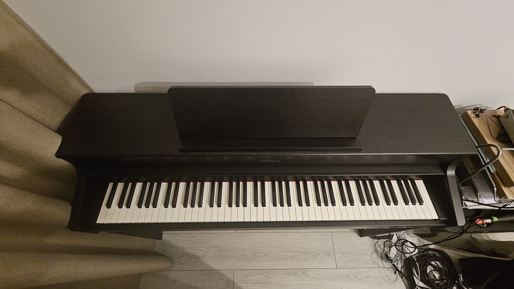 Roland HP702 - stan bardzo dobry