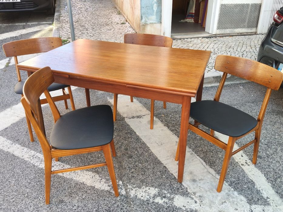 Mesa e 4 cadeiras de jantar dinamarquesa moderna de meados do século XX em teca,