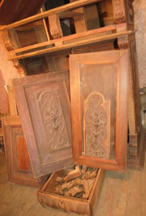 Очень старая горка буфет красивая резьба под реставрацию. Мебель антик