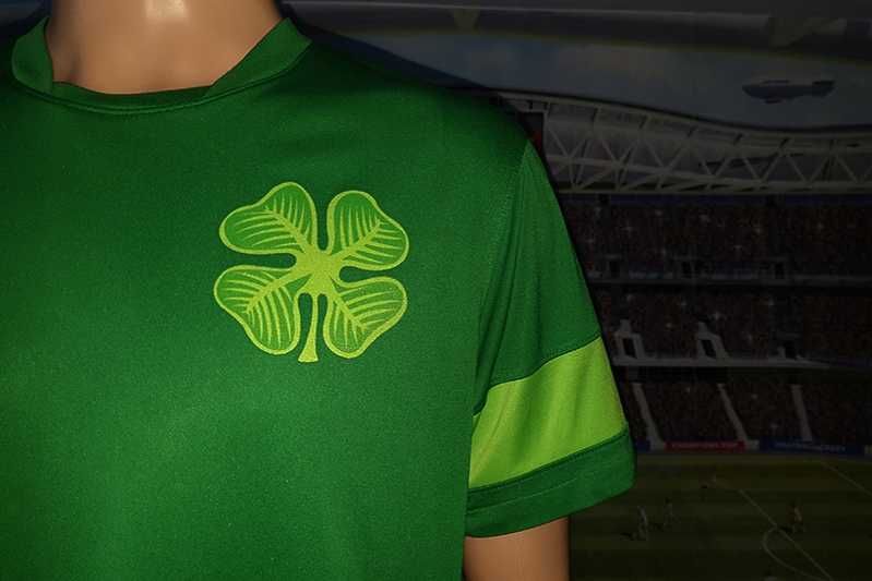 The Celtic F.C. Nike DriFit 2010-11 training shirt/pre-match size: M