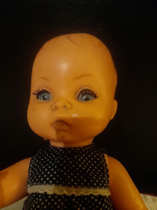 Boneca antiga de plástico