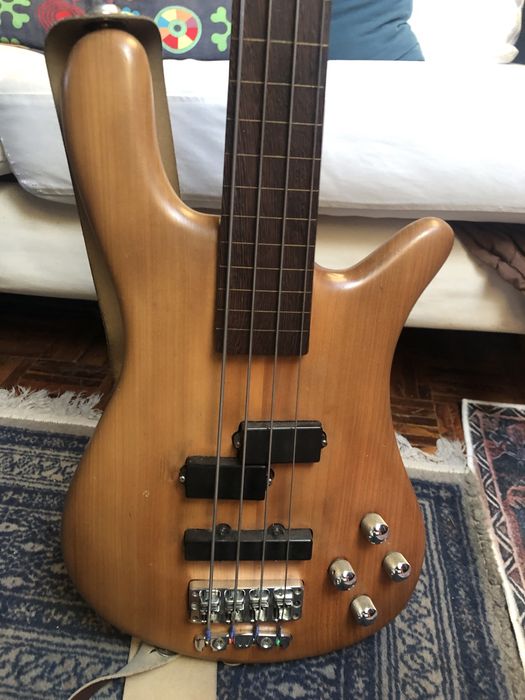 Baixo Elétrico Warwick Streamer LX de 4 cordas, Activo