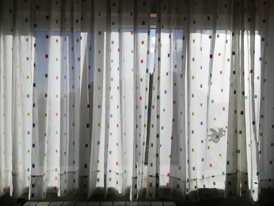 Edredon ou colcha de cama e cortinas - o conjunto