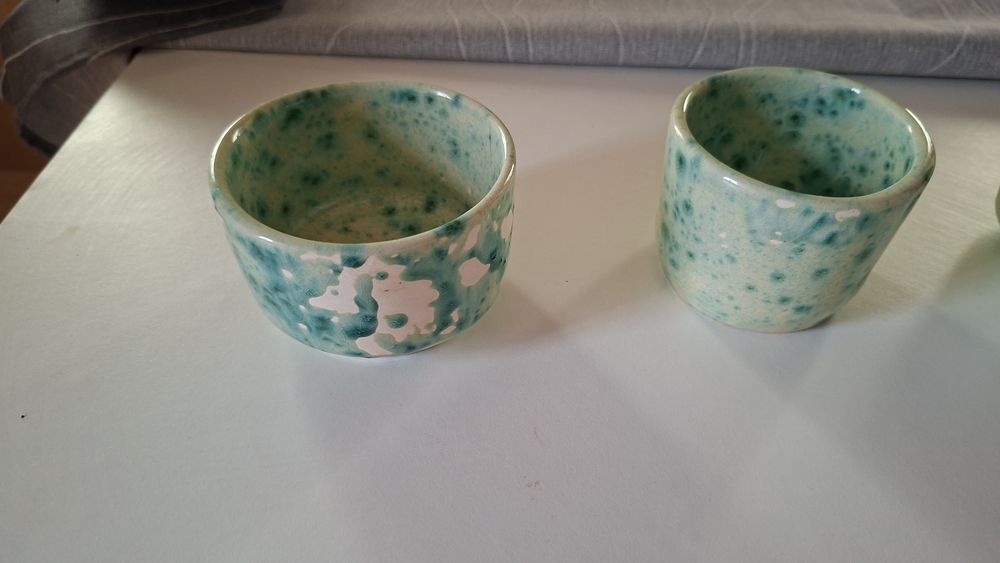 Conjunto de 3 chávenas em cerâmica artesanal — feito à mão