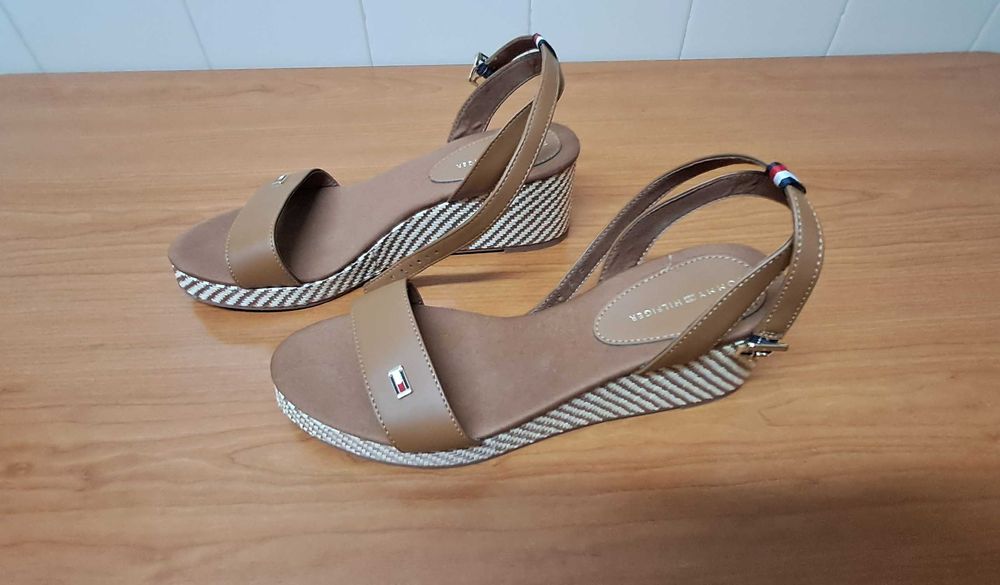 Sandálias TOMMY HILFIGER camel, novas a estrear, tam. 37