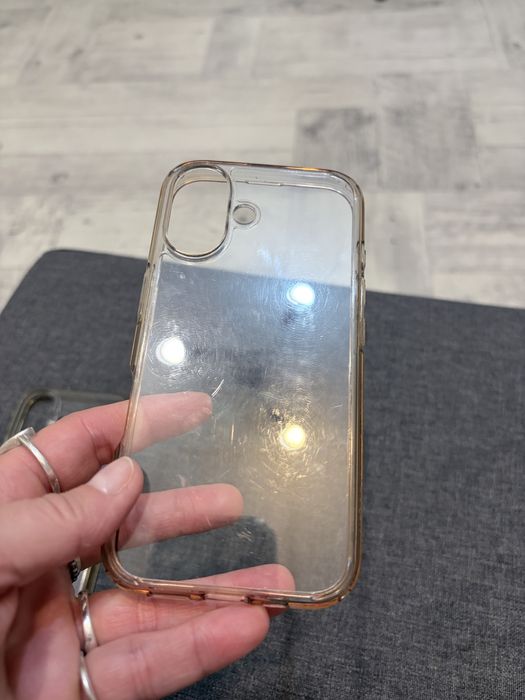 etui Spigen do iPhone 16