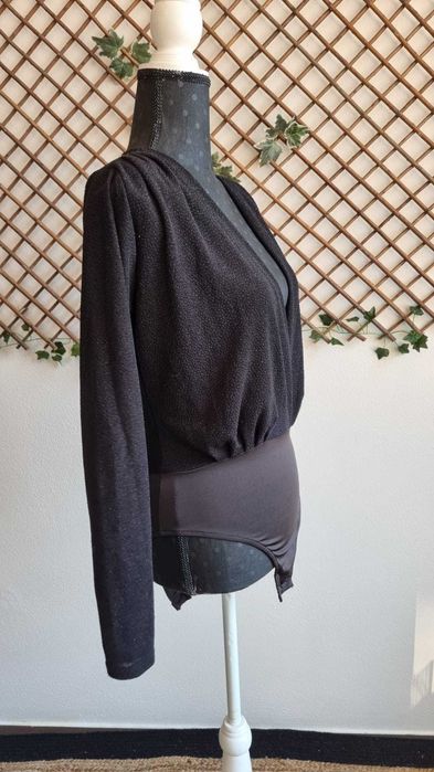 Body preto com brilho discreto - manga comprida - decote em V