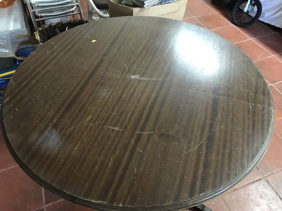 Diversas mesas, aparador e Ilha de cozinha com rodas