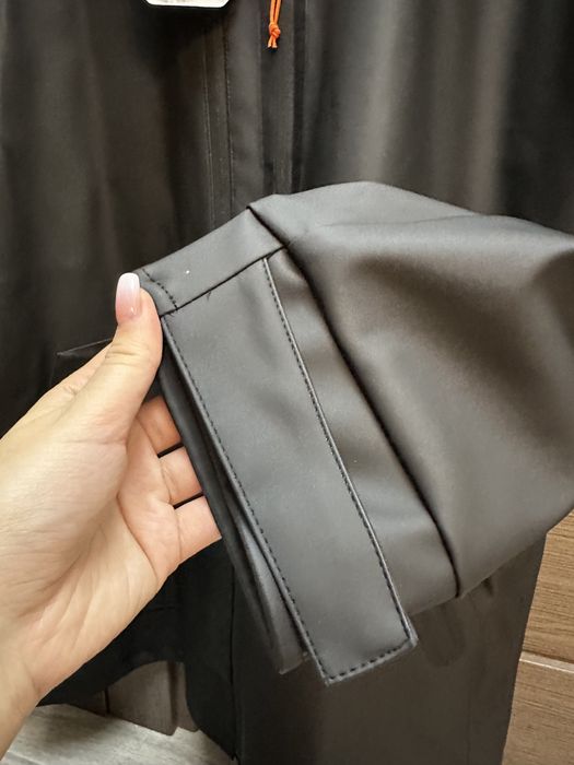 Дощовик Pull&Bear чорного кольору