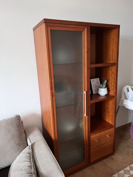 Armário de sala em madeira robusta