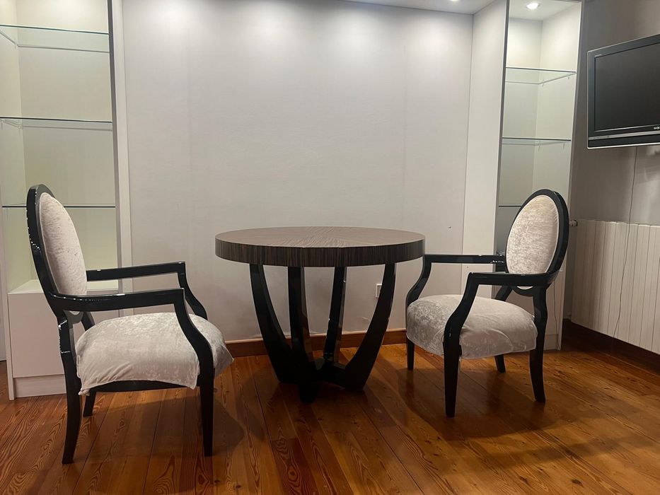 Conjunto de mesa com cadeiras em veludo