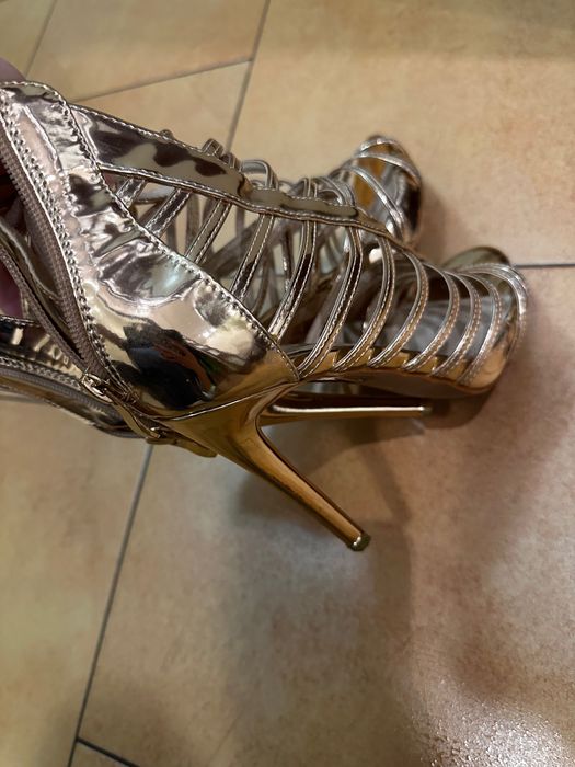 Босоніжки жіночі