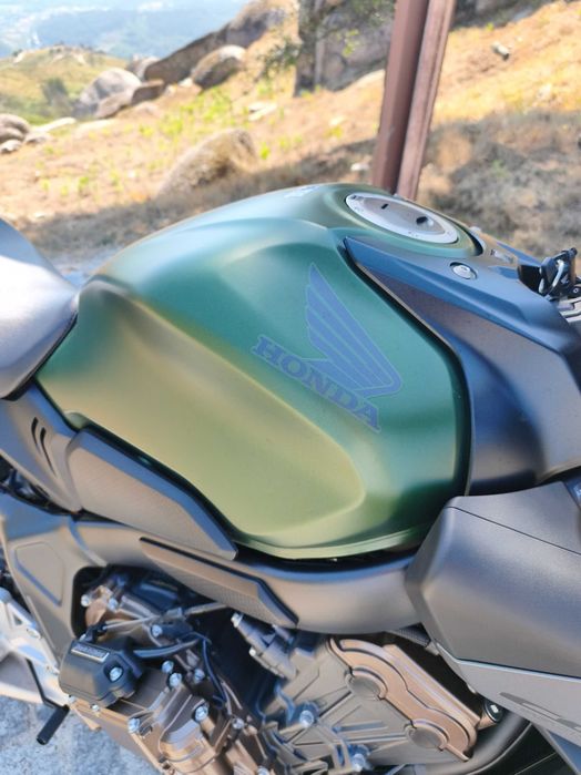 Honda CB650R E-Clutch 2025 | Verde | 8.500 km