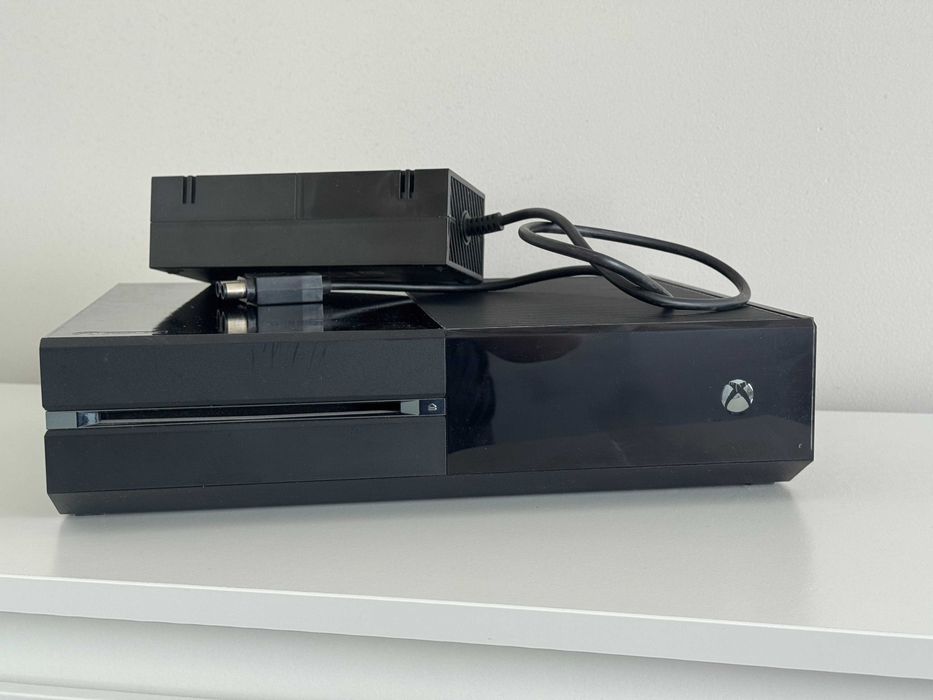XBOX ONE 512GB  Sporadycznie używana, stan bardzo dobry