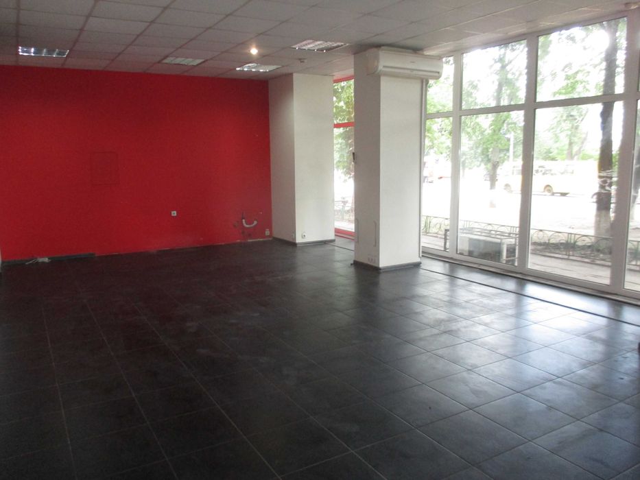 Кирилівська,117, вітрини, фасад, активний трафік, нежитловий фонд.