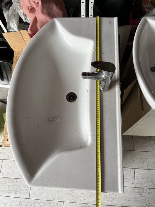 Умивальник з тумбою, краном