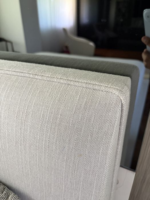 Cama estofada contemporânea
