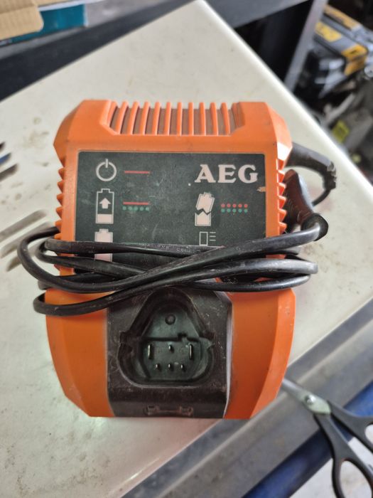 Зарядка для шуруповерта AEG