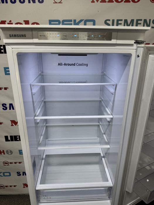 Вбудований холодильник Samsung (забудова в меблі)