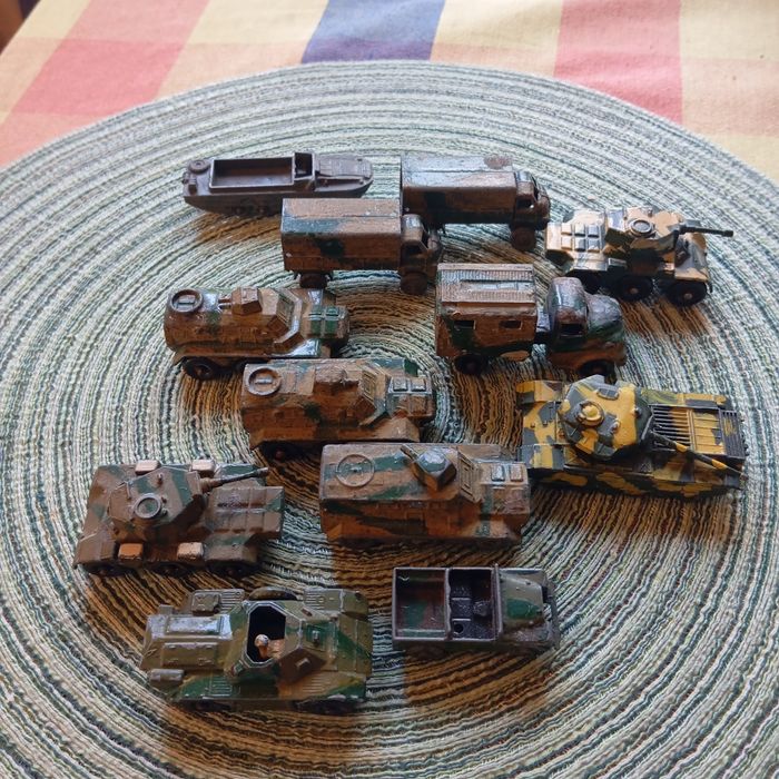 Zabytkowe miniaturowe podjazdy wojskowe. LESNEY