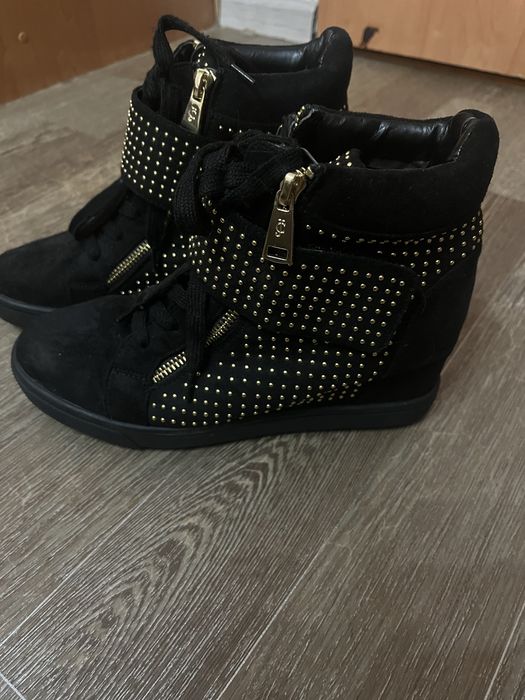 снікерси жіночі 39 розмір на танкетці Juicy Couture Quintessa Studded Wedge Sneaker