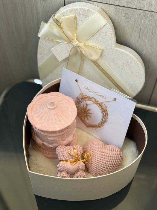 Подарунковий набір зі шкатулки з доповненням та прикрасою, 8 березня