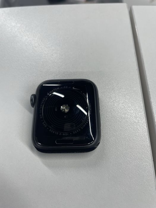 Продам apple watch nike se  40mm