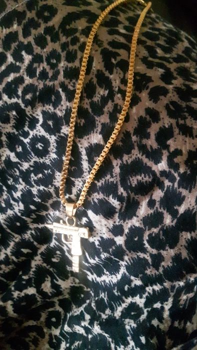 Łańcuszek złoty z zawieszką Uzi. Extra.