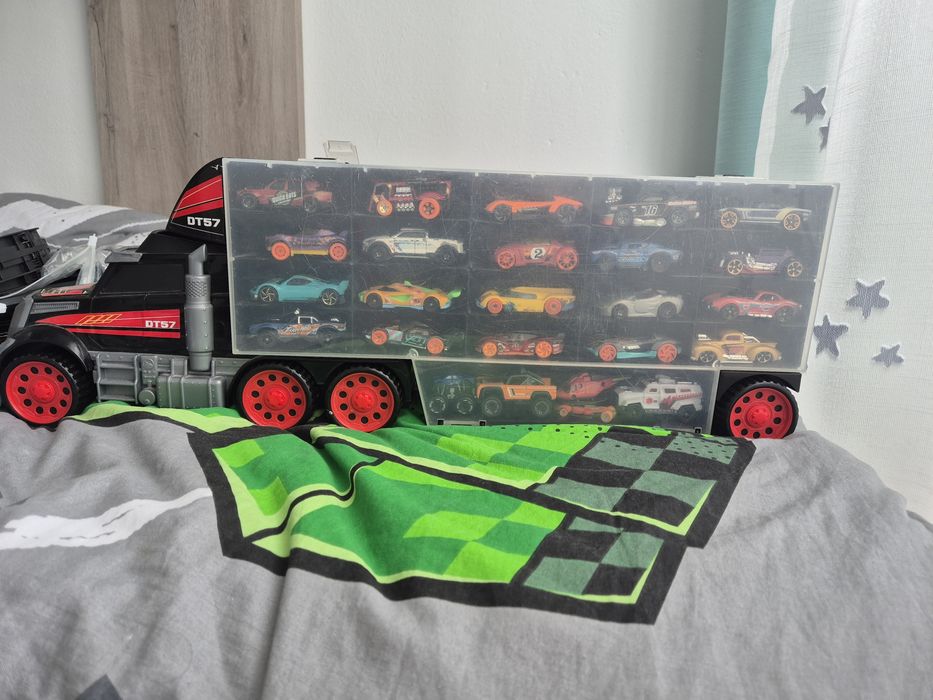 Camião com carros hotwhells entre outros