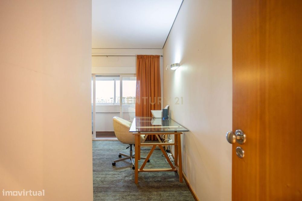 Um Apartamento com Alma de Moradia ; T3+1 + Terraço de 143 m²