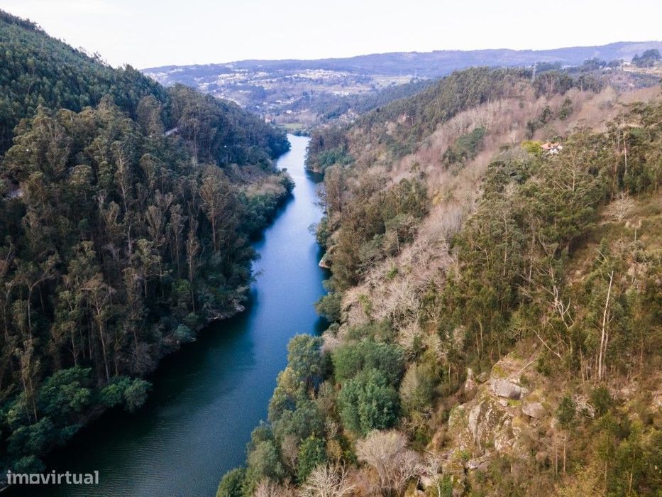 Quinta com vista sobre o Rio Tâmega e Rio Douro.