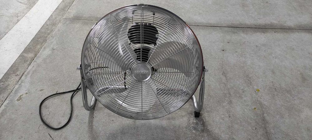 Ventoinha de chão Becken praticamente nova