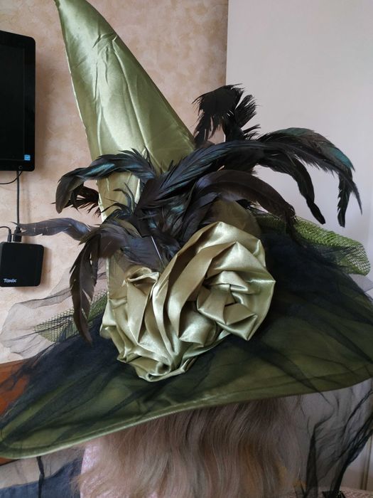 Розкішний зелений капелюх відьми з чорною вуаллю з павуками та пір'ям